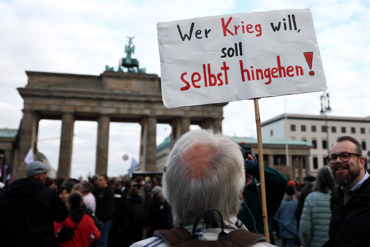 epa13343022 A protester holds a placard reading 'Whoever wants war should go there themselves' during a mass youth demonstration organised by 'GenZ regelt!' (Gen Z takes action) mo ...