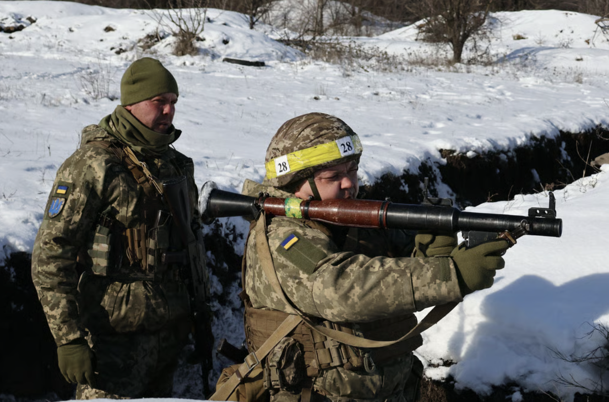 Ukrainische Soldaten nahe Saporischja üben das Abfeuern einer RPG-7-Panzerfaust. Wer dagegen in offenen Gräben den Kampf sucht, hat im drohnenverseuchten Ukraine-Krief keine Chance mehr.