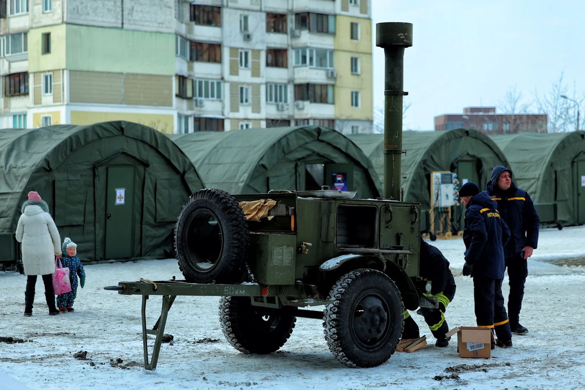 A Kiev, des bénévoles installent des camps de tentes chauffées afin de venir en aide aux habitants pendant les coupures d'électricité et de chauffage consécutives aux attaques russes.