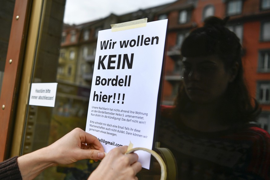 Eine Mitbewohnerin klebt ein Flugblatt an die Scheibe des Eingangs zu einer Liegenschaft an der Badenerstrasse beim Zuercher Albisriederplatz, am Donnerstag, 28. Dezember 2017, in Zuerich. Eine Zuerch ...