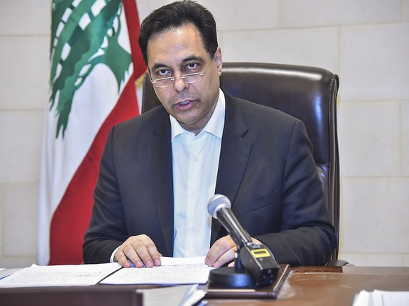 HANDOUT - Der libanesische Premierminister Hassan Diab gibt nach einer massiven Explosion in Beirut eine Erklärung ab. Foto: -/Dalati Nohra/dpa - ACHTUNG: Nur zur redaktionellen Verwendung und nur mit ...