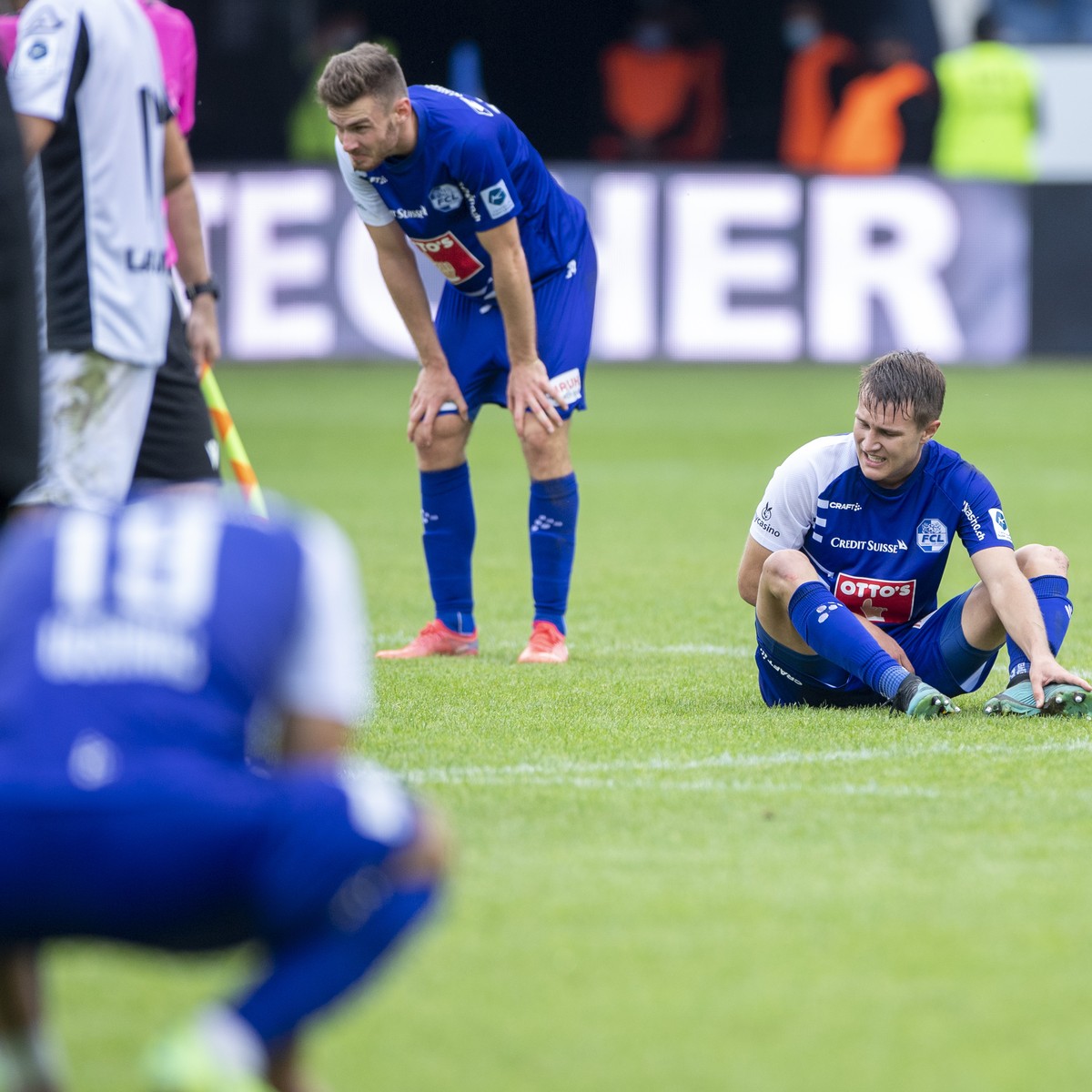 Die Luzerner mit Marco Burch, rechts, nach der Niederlage beim Super League Meisterschaftsspiel zwischen dem FC Luzern und dem FC Lugano vom Sonntag, 26. September 2021 in Luzern. (KEYSTONE/Urs Flueel ...