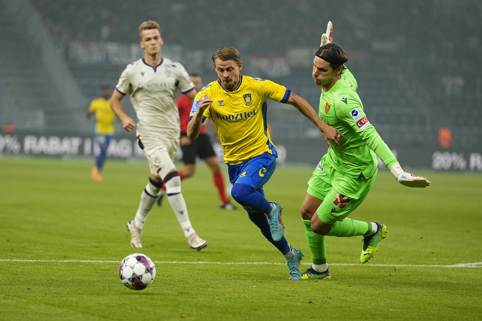 epa10106152 Brondby&#039;s Simon Hedlund (C) in action against Basel&#039;s goalkeeper Marwin Hitz (R) during the UEFA Europa Conference League third qualifying round, first leg soccer match between B ...