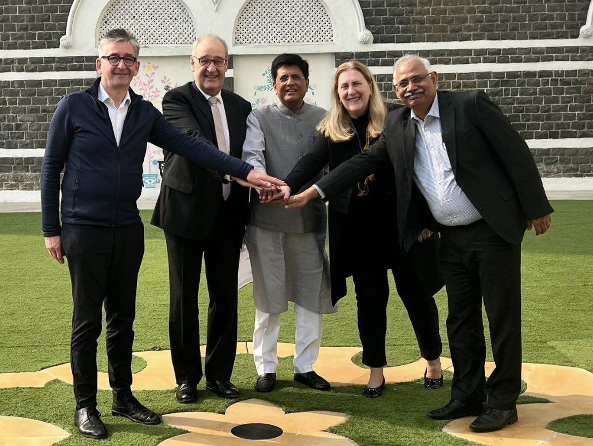 Handschlag in Mumbai: Der Schweizer Verhandlungsführer Markus Schlagenhof, Wirtschaftsminister Guy Parmelin, der indische Handelsminister Piyush Goyal, Staatssekretärin Helene Budliger und der indisch ...