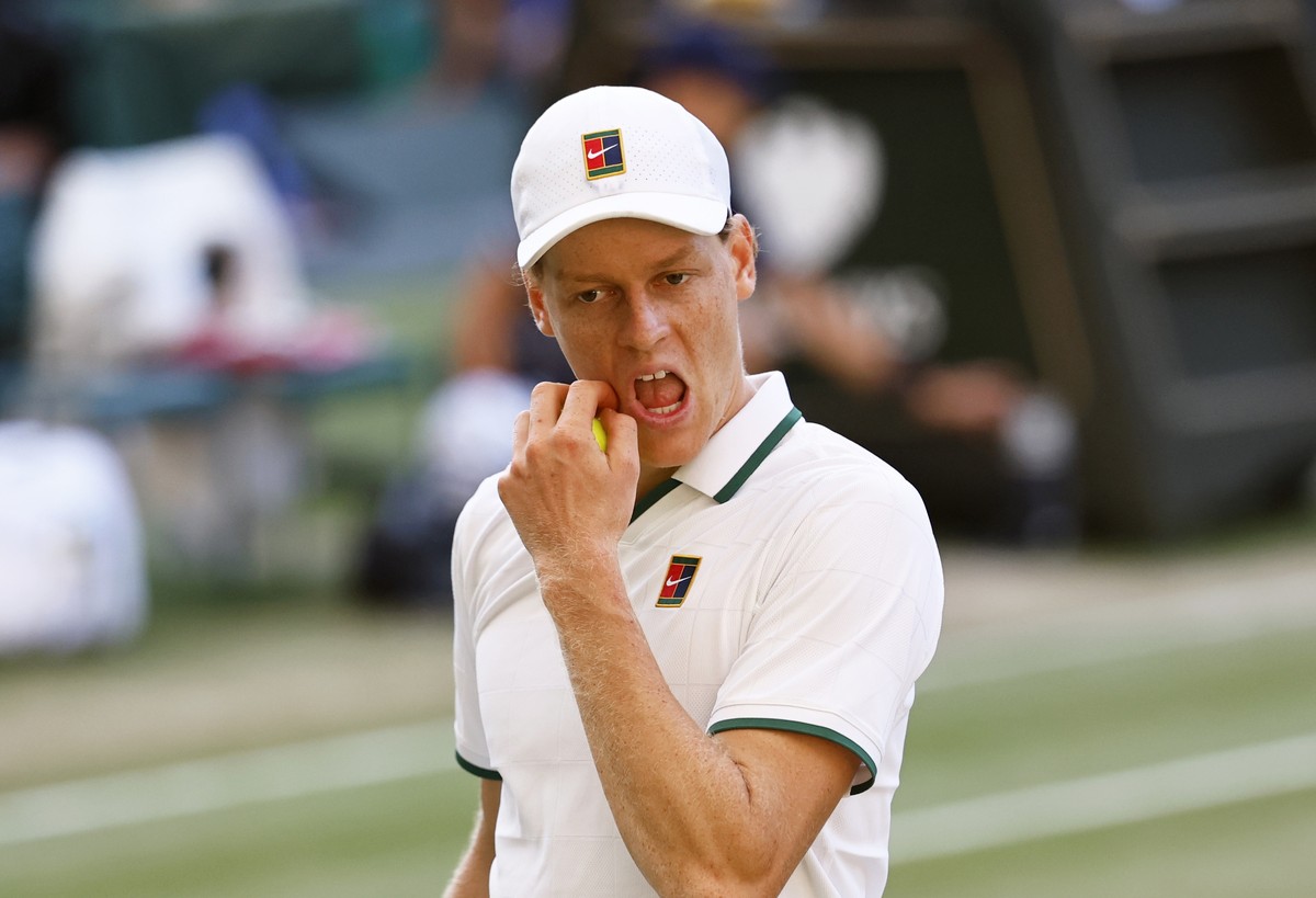 epa13107467 Jannik Sinner of Italy prepares to serve during the Men's Singles final against Alexander Zverev of Germany at the Wimbledon Championships in London, Britain, 12 July 2026. EPA/TOLGA  ...