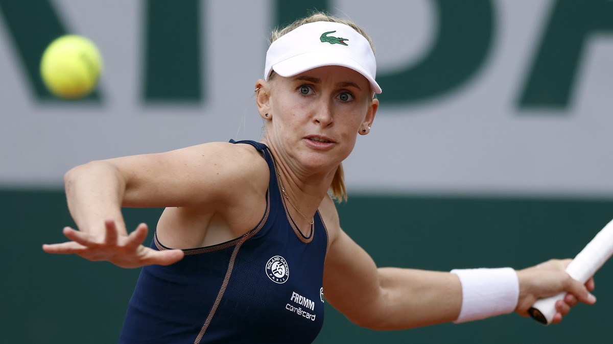 epa09965934 Jil Teichmann of Switzerland plays Bernarda Pera of the USA in their women?s first round match during the French Open tennis tournament at Roland ?Garros in Paris, France, 22 May 2022. EPA ...