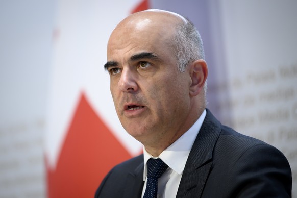 Bundesrat Alain Berset spricht an einer Medienkonferenz ueber die neusten Entscheide des Bundesrates zur Coronavirus-Pandemie, am Mittwoch, 13. Oktober 2021, im Medienzentrum Bundeshaus in Bern. (KEYS ...