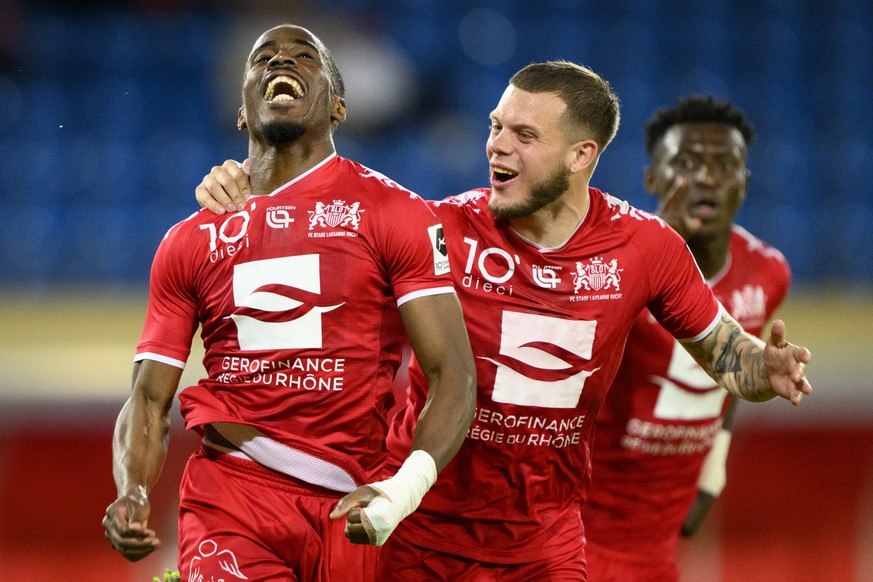 L'attaquant du SLO Teddy Okou, gauche, celebre le but du 3 a 2 avec le defenseur du SLO Lavdrim Hajrulahu, droite, lors du match retour du barrage de promotion en Super League et de relegation en ...