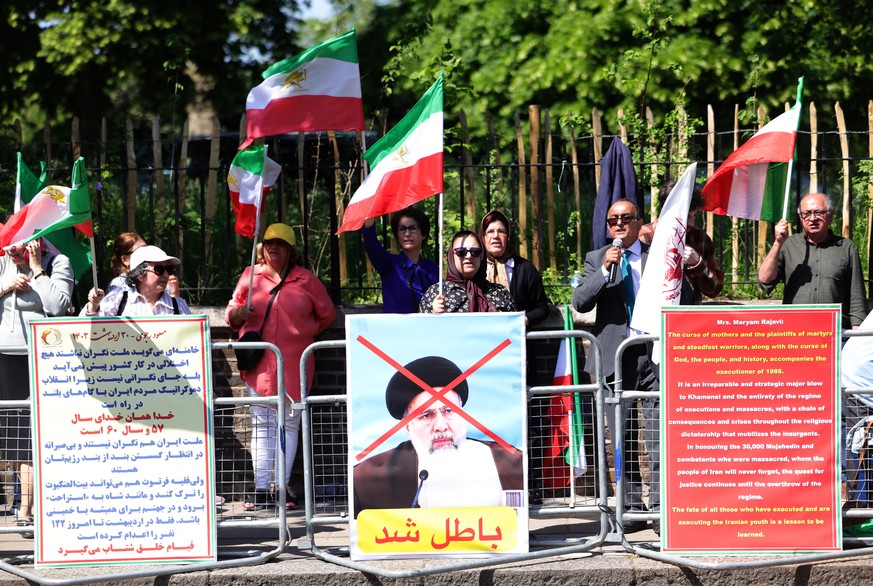 epa11355807 Protesters from the anti-government National Council of Resistance of Iran group react outside of the Embassy of Iran in London, Britain, 20 May 2024. Iran&#039;s President Ebrahim Raisi,  ...