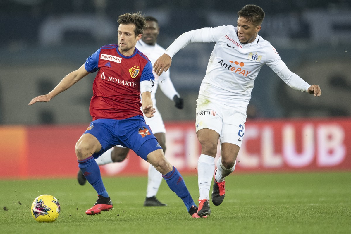 Basels Valentin Stocker, links, spielt um den Ball mit Zuerichs Kevin Rueegg, rechts, im Fussball Meisterschaftsspiel der Super League zwischen dem FC Zuerich und dem FC Basel 1893 im Letzigrund, am S ...