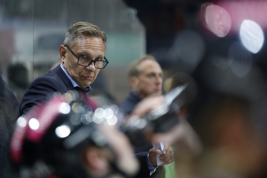 Head Coach Jussi Tapola (SCB) im Eishockey Meisterschaftsspiel der National League zwischen dem SC Bern und SCL Tigers, am Mittwoch, 18. September 2024 in der PostFinance Arena in Bern. (KEYSTONE/Pete ...