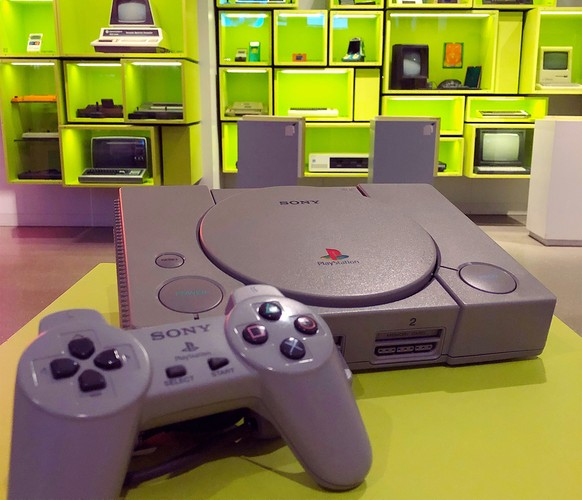 Eine Sony PlayStation von 1995 im Computerspielemuseum in Berlin.