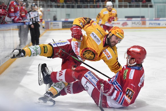 Langnaus Chris Di Domenico, oben, gegen SC Rapperswil-Jona Lakers Verteidiger Timo Helbling, beim Eishockey-Meisterschaftsspiel der National League zwischen den SC Rapperswil-Jona Lakers und den SCL T ...