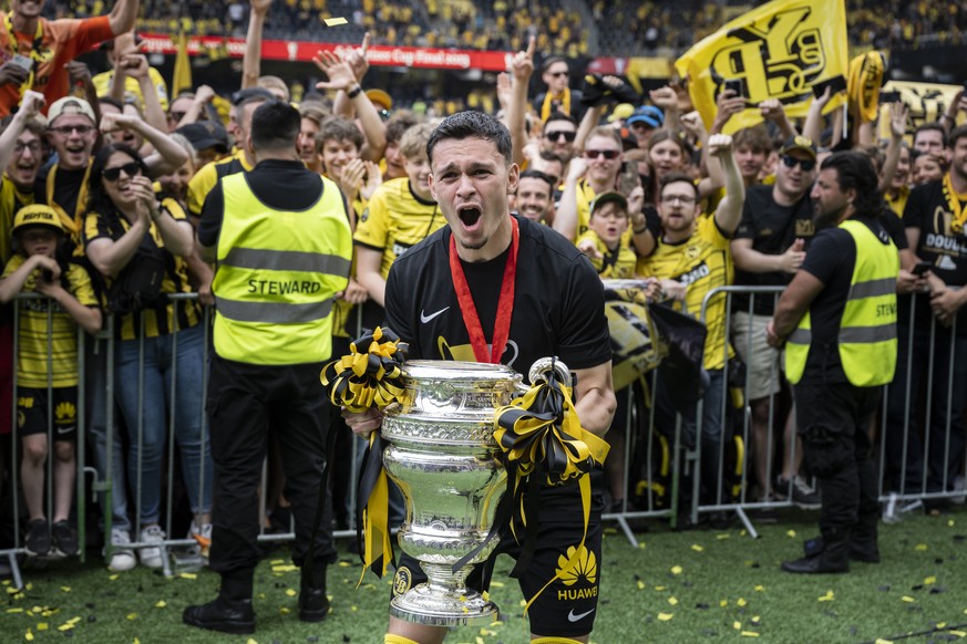 YBs Fabian Rieder jubelt mit dem Pokal des Cupsiegers, nach dem Schweizer Fussball Cup Final zwischen dem BSC Young Boys und dem FC Lugano, am Sonntag, 4. Juni 2023, im Stadion Wankdorf in Bern. (KEYS ...