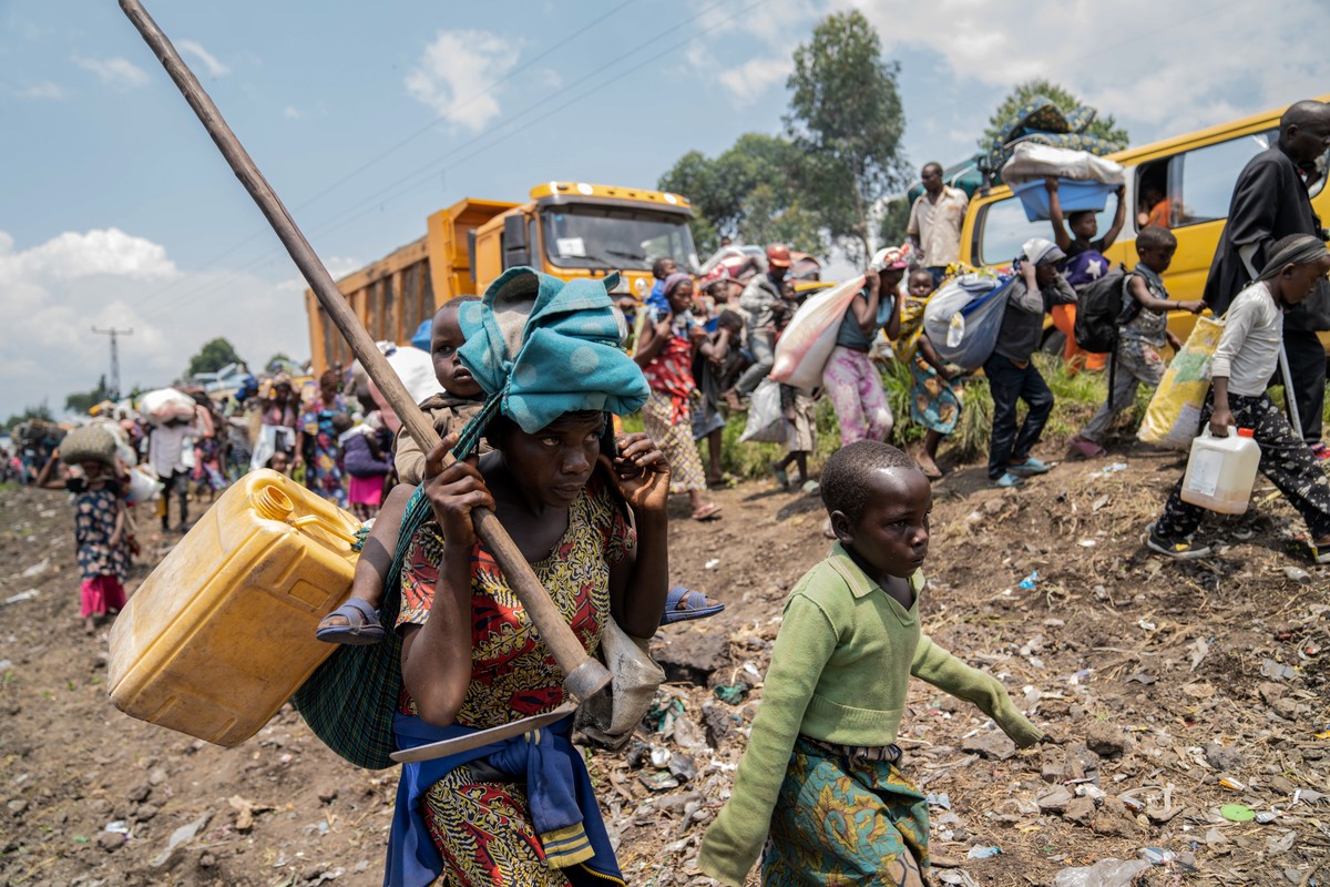 epa11134111 People make their way towards Goma as they flee a resumption of fighting, East of Goma, North Kivu, Democratic Republic of Congo, 07 February 2024. A resumption of fightings between the M2 ...