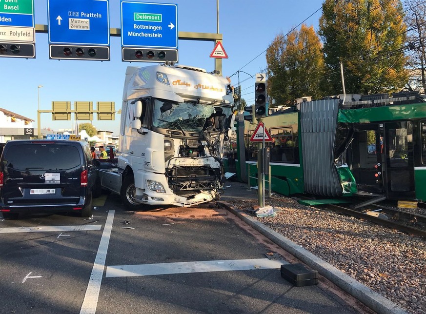 Das Tram der Linie 14 wurde durch den Aufprall weit aus den Schienen gedrückt. (Bild: Polizei Basel-Landschaft)