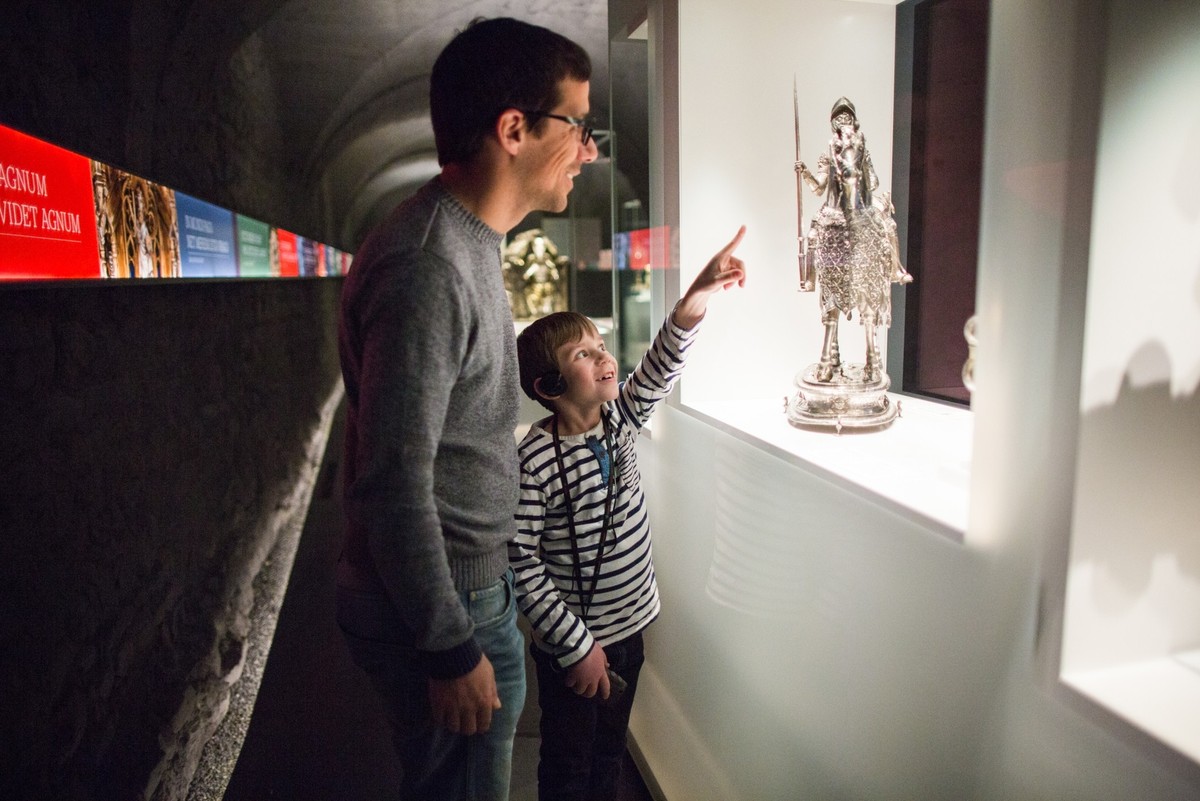 Les enfants à la découverte de l'Abbaye de Saint-Maurice.