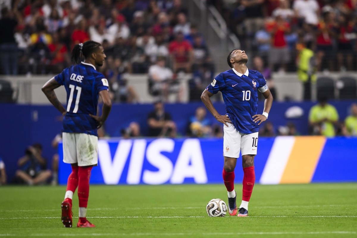 France v Spain - FIFA World Cup, WM, Weltmeisterschaft, Fussball 2026 Kylian Mbappe of France looks dejected next to Michael Olise of France during the FIFA World Cup 2026 semi final football match be ...