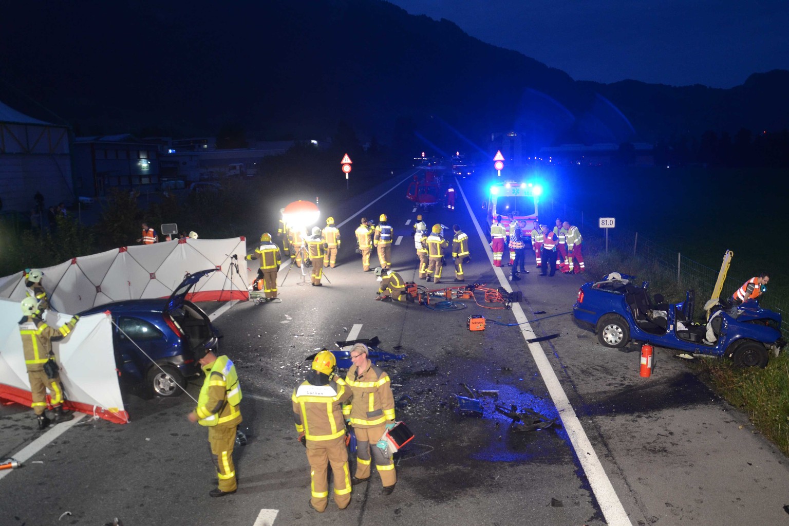 Die Lenkerin war auf der Autostrasse in Richtung Brünigpass unterwegs und stiess aus nicht geklärten Gründen auf der Gegenfahrbahn mit einem anderen Fahrzeug zusammen.