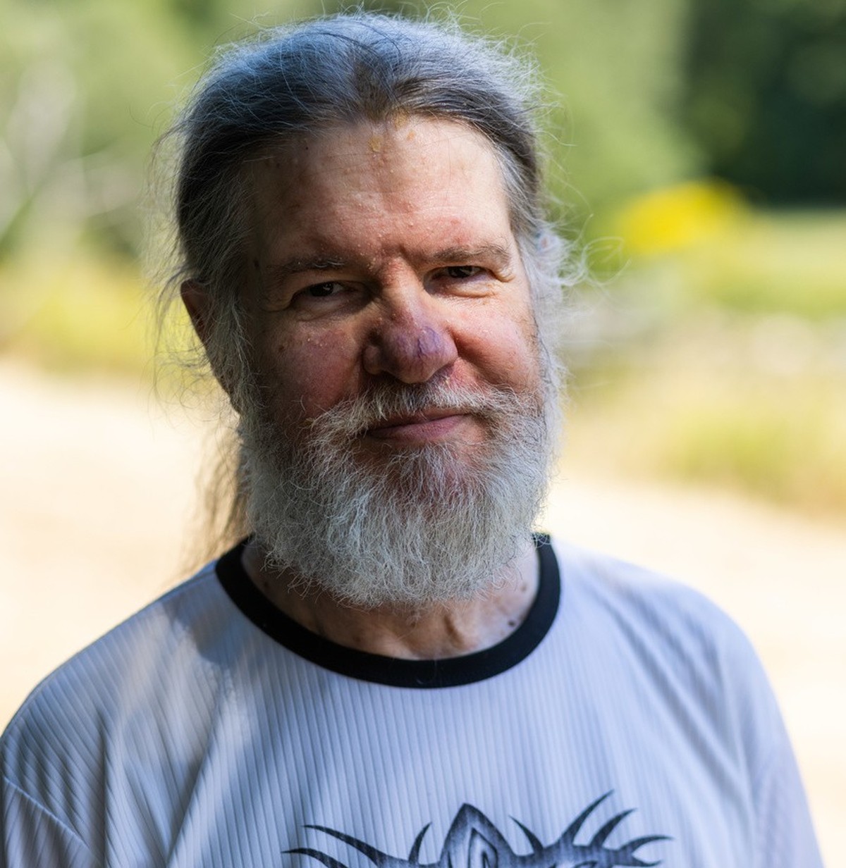 ARCHIV - 05.08.2022, Baden-Württemberg, Lörrach: Eberhard Jurgalski steht im Schatten eines Baums. Jurgalski behauptet, dass Messner nie ganz oben auf dem Gipfel des 8091 Meter hohen Annapurna stand.  ...