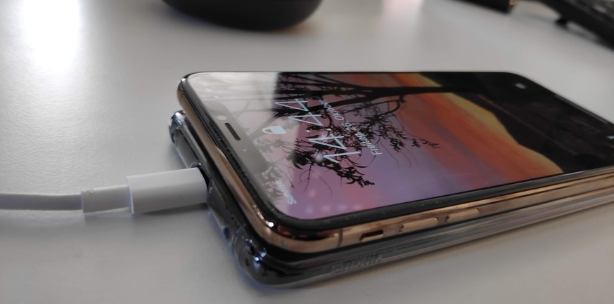 Ist das Mate 20 Pro selbst mit dem Ladegerät verbunden, werden beide Handys geladen. Das kabellose Laden wird dadurch aber nicht merklich schneller.