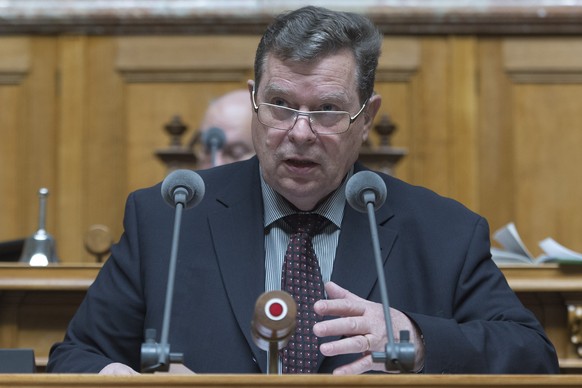 Toni Bortoluzzi (SVP/ZH) aeussert sich zum Risikoausgleich fuer Krankenkassen am Mittwoch, 4. Dezember 2013, im Nationalrat in Bern. (KEYSTONE/Lukas Lehmann)