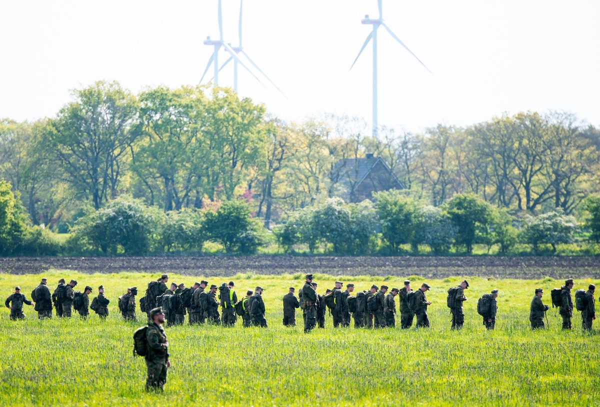 dpatopbilder - 28.04.2024, Niedersachsen, Kranenburg: Bundeswehrsoldaten suchen mit einer Menschenkette auf einem Feld nach einem vermissten Jungen. er sechs Jahre alte Arian aus Elm wird weiter vermi ...