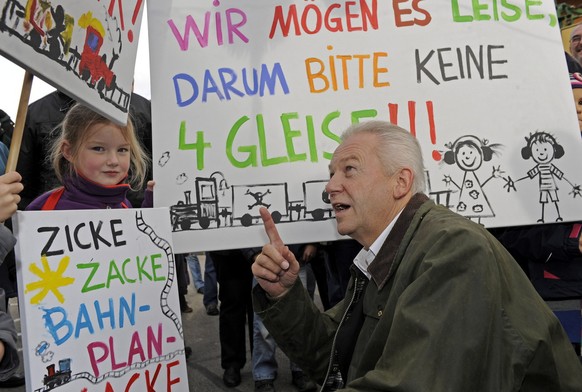 Anwohner protestieren gegen den Ausbau der Rheintalbahn.