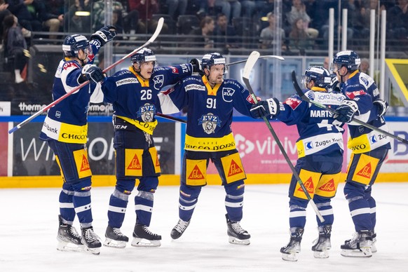 Die Zuger um Torschuetze Reto Suri, zweiter von links, bejubeln das 4:2, im Eishockey Qualifikationsspiel der National League zwischen dem EV Zug und Geneve-Servette HC, am Freitag, 1. Oktober 2021, i ...