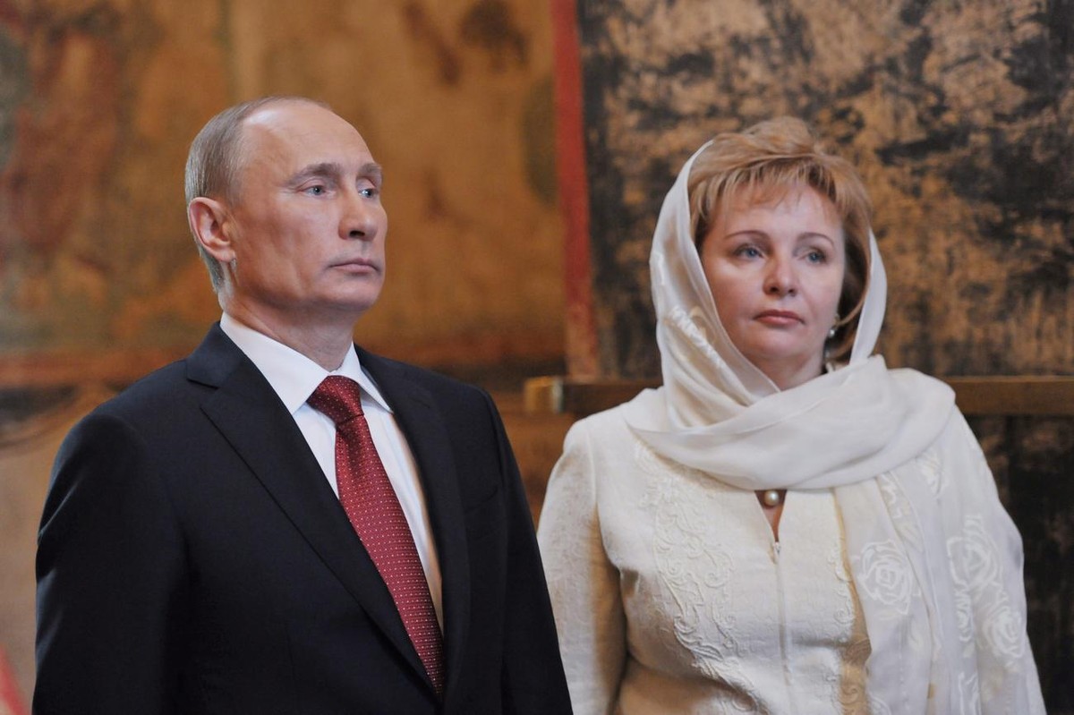 epa03209694 President Vladimir Putin (L) with his spouse Lyudmila (R) attends a prayer after his inauguration in one of Kremlin cathedrals in Moscow Russia, 07 May 2012. Russian politician Vladimir Pu ...