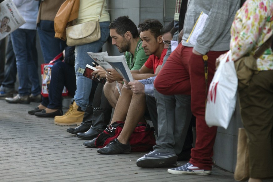 Spanier warten in der Schlange vor dem Arbeitsamt.