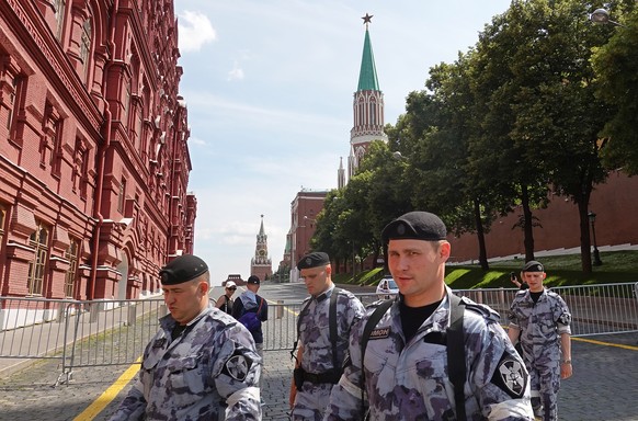 epa10710721 Russian police officers walk near barriers blocking the way to the Red Square in Moscow, Russia, 25 June 2023. On 24 June, counter-terrorism measures were enforced in Moscow and other Russ ...