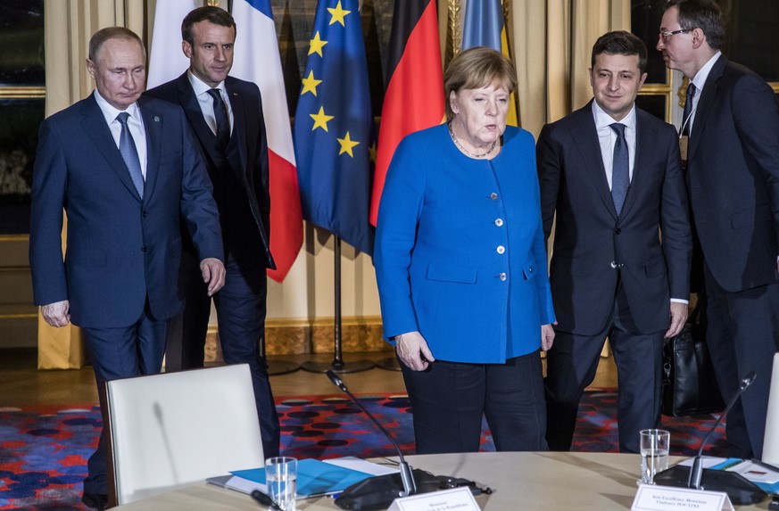 epa08057644 (L-R) Russian President Vladimir Putin, French President Emmanuel Macron, German Chancellor Angela Merkel, Ukrainian President Volodymyr Zelensky attend their summit on Ukraine at Elysee P ...