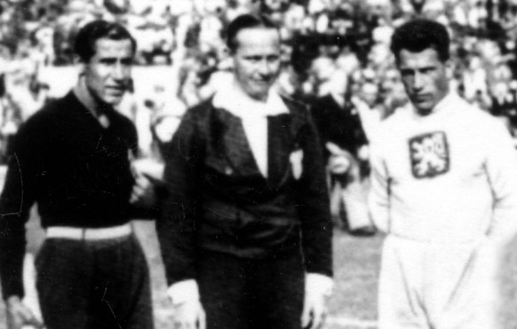Final-Schiedsrichter Ivan Eklind mit den Captains Gianpiero Combi (links) und Frantisek Planicka.