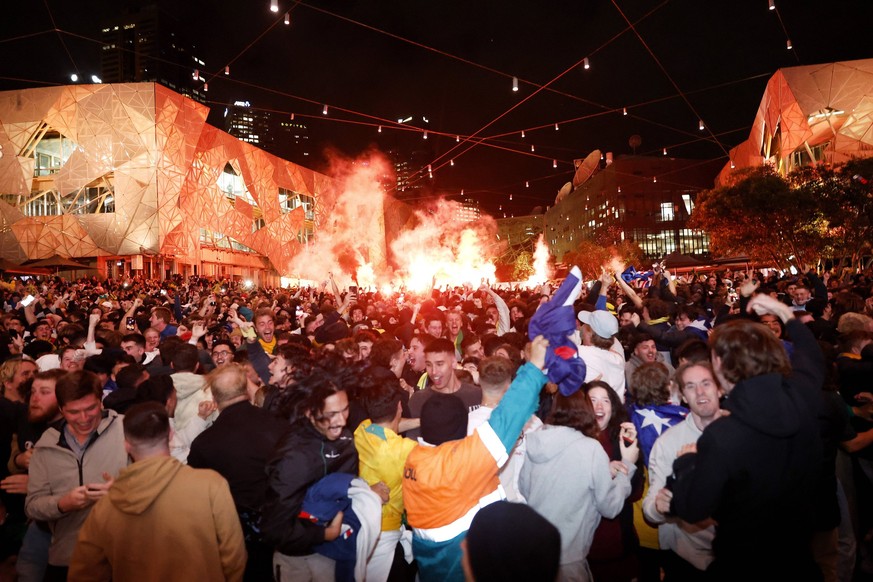 Football World Cup Australia Reaks Socceroos fans celebrate Australia's goal as they watch Australia play Denmark in FIFA World Cup, WM, WM, Fußball in Federation Square...