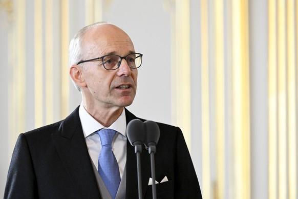 epa12427315 Luxembourgs Prime Minister Luc Frieden delivers a speech during the abdication ceremony of the Grand Duke of Luxembourg Henri at the Grand Ducal Palace in Luxembourg, 03 October 2025. Hen ...