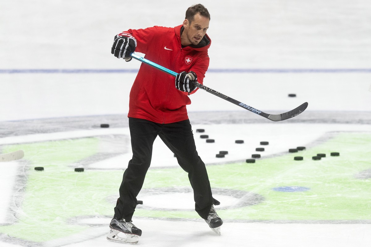 epa07558659 Switzerland's head coach Patrick Fischer leads his team's training session for the IIHF 2019 World Ice Hockey Championships at the Ondrej Nepela Arena in Bratislava, Slovakia, 09 ...