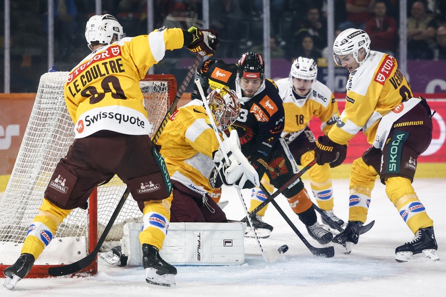 Simon Le Coultre (GSHC), Torhueter Robert Mayer (GSHC), Marco Mueller (SCB), Mika Henauer (GSHC) und Matthew Verboon (GSHC), von links, in Aktion im Eishockey Meisterschaftsspiel der National League z ...