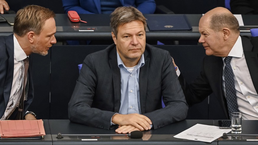 epa10321764 German Chancellor Olaf Scholz (R), German Economy and Climate Minister Robert Habeck (L) and German Finance Minister Christian Lindner (R) attend a session of the German parliament in Berl ...