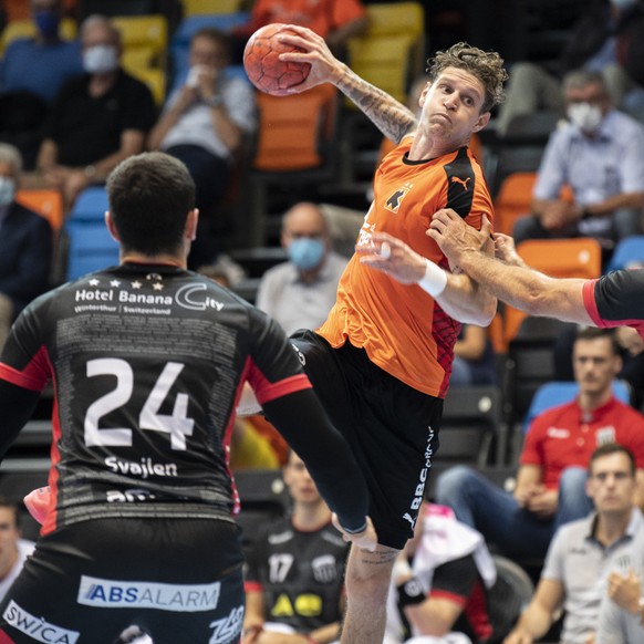 Kadett Sebastian Frimmel, links, spielt um den Ball gegen Pfadi Stefan Freivogel, rechts, im NLA Handballspiel Kadetten Schaffhausen gegen Pfadi Winterthur, aufgenommen am Samstag, 19. September 2020  ...