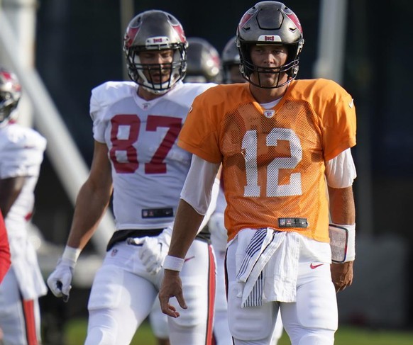 Tampa Bay Buccaneers quarterback Tom Brady (12) and tight end Rob Gronkowski (87) during an NFL football training camp practice Monday, Aug. 17, 2020, in Tampa, Fla. (AP Photo/Chris O&#039;Meara)