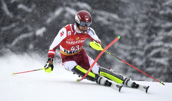 epa08943112 Johannes Strolz of Austria clears a gate during the first run of the Men&#039;s Slalom race at the FIS Alpine Skiing World Cup in Flachau, Austria, 17 January 2021. EPA/CHRISTIAN BRUNA
