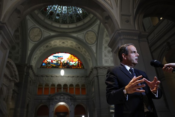 Gerhard Pfister, Parteipraesident Mitte, gibt ein Interview in der Eingangshalle des Bundeshaueses am Wahltag der Eidgenoessischen Parlamentswahlen, am Sonntag, 22. Oktober 2023 im Bundeshaus in Bern. ...