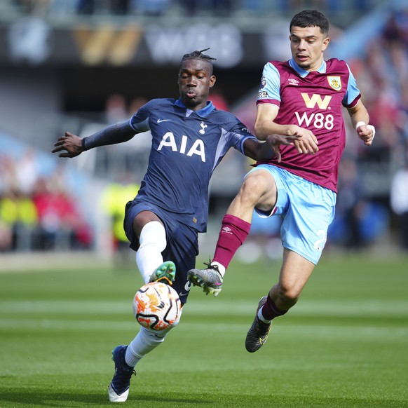 Tottenham&#039;s Yves Bissouma, left, challenges for the ball with Burnley&#039;s Zeki Amdouni during the English Premier League soccer match between Burnley and Tottenham Hotspur at Turf Moor stadium ...