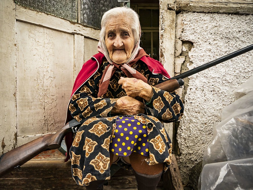 In der Zivilbevölkerung wächst angesichts hoher Opferzahlen die Angst. Diese Frau bewacht ihr Haus mit einem Gewehr.