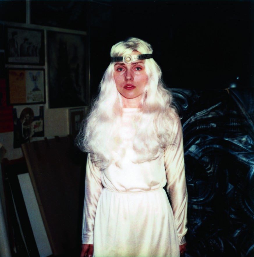 Die Blondie-Sängerin Debbie Harry 1981 bei der Anprobe von Gigers Stirnband. Es erscheint im Videoclip zu «Backfired» und auf dem Plattencover ihres ersten Soloalbums «KooKoo».