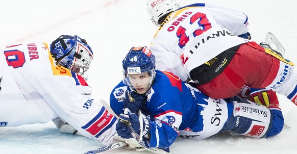 Musste untendurch: Pius Suter (Mitte) mit den ZSC Lions.&nbsp;