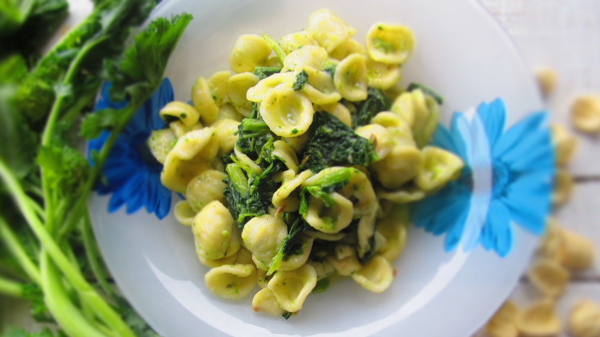 Orecchiette alla cime di rapa puglia pasta http://blog.giallozafferano.it/gabriellalomazz/orecchiette-con-cime-di-rapa/