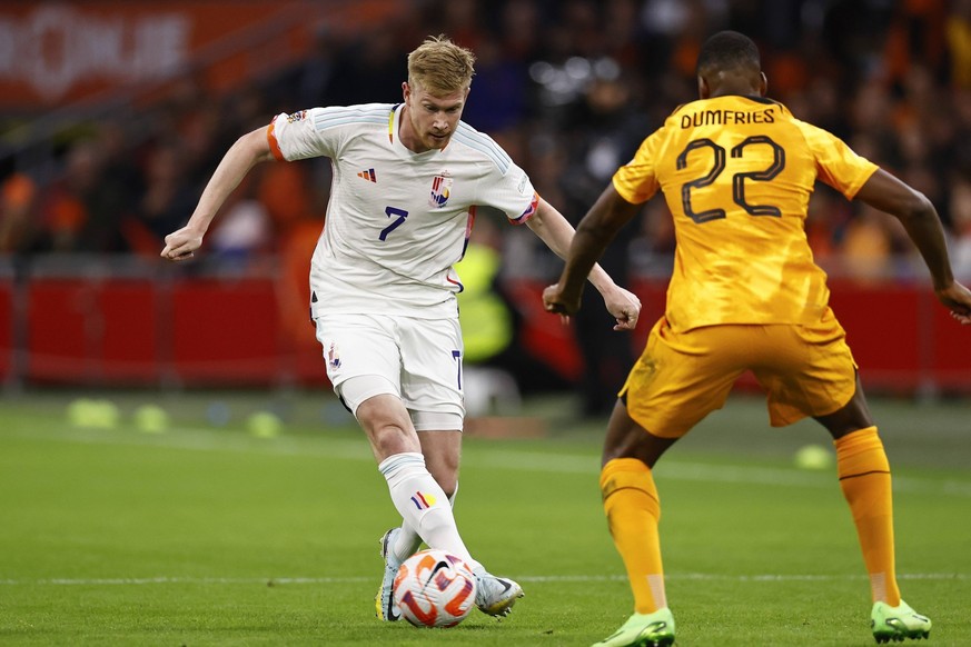 AMSTERDAM - LR Kevin De Bruyne of Belgium, Denzel Dumfries of Holland during the UEFA Nations League match between the Netherlands and Belgium at the Johan Cruijff ArenA on September 25, 2022 in Amste ...