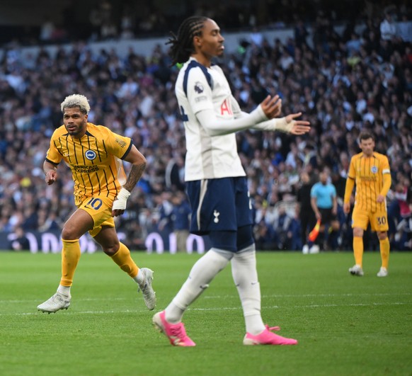 epa12898844 Brighton and Hove Albion's Georfinio Rutter (L) celebrates scoring the 2-2 goal during the English Premier League match Tottenham Hotspur against Brighton &amp; Hove Albion, in London ...